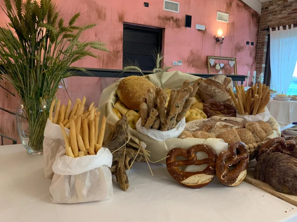 Cesti di pane, grissini e brezel fatti in casa per il buffet